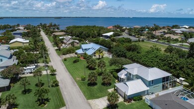 Street to water large