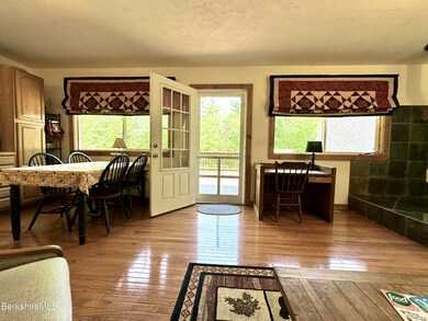 Living area to front deck