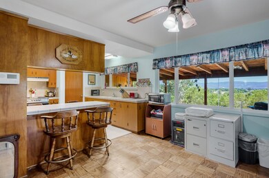 2566 Railway Ave-8