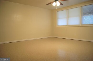 811 Regis Ct, Halethorpe, MD 21227 - photo 5