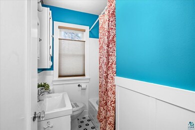 Bathroom with shower / bath combo with shower curt