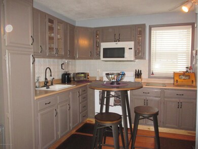 457 N Main St, Taylor, PA 18517 - photo 4