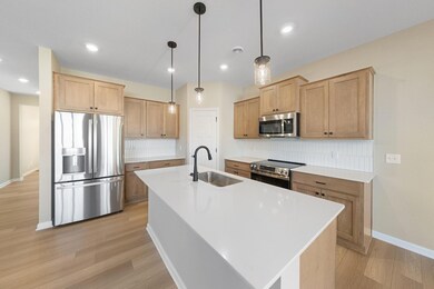 Stunning kitchen, tiled backslash, smooth top range