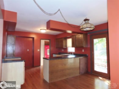 121 S 8th Ave W, Newton, IA 50208 - photo 7