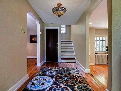 Entry/Foyer.