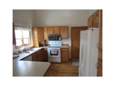 Kitchen. Oak cabinets