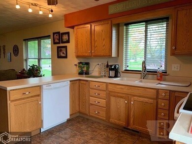 305 S Pearl St, Wayland, IA 52654 - photo 7