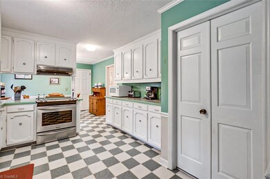 1061 Oakmont Dr, Asheboro, NC 27205 - photo 7