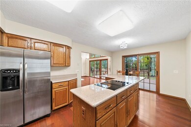 Granite peninsula with cook top can easily seat 4 