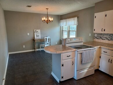 25 Rogers St, Hazlehurst, GA 31539 - photo 6