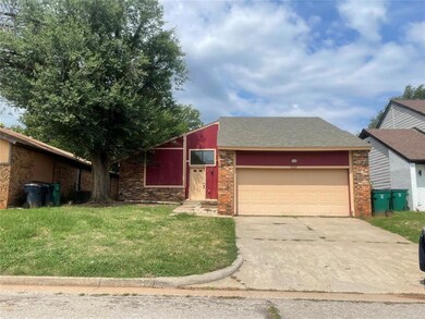 View of front of house with a garage and a front l