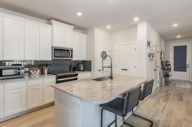 Kitchen with appliances with stainless steel fini