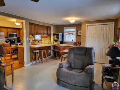 800 SW Grand Ct, Topeka, KS 66606 - photo 6