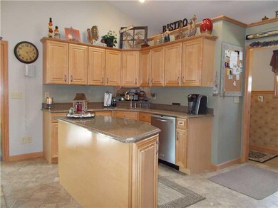Kitchen. Ceramic tile floors, quartz counter tops,