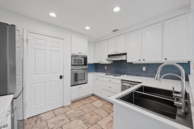 Kitchen featuring stainless steel appliances, und