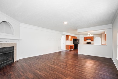 4-photo-Living-Room-b8cfac17-87f3-49e5-a