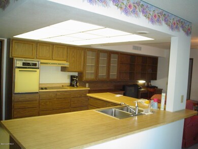 BREAKFEAST BAR COUNTRY KITCHEN