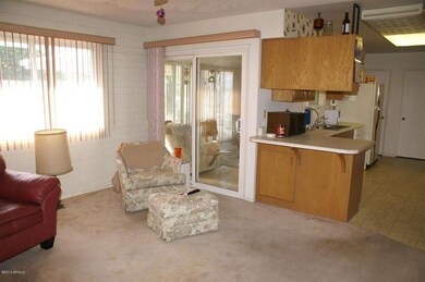 LEISURE ROOM / KITCHEN