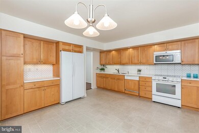 2225 Chapel Valley Ln, Lutherville Timonium, MD 21093 - photo 5