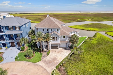 A true boater’s paradise, this unique property fea