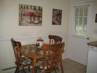 eat in kitchen side entry