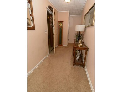 Entry/Foyer.