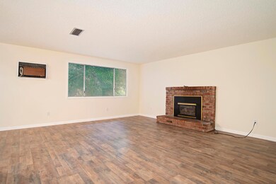 955 Crest Dr, Central Point, OR 97502 - photo 3