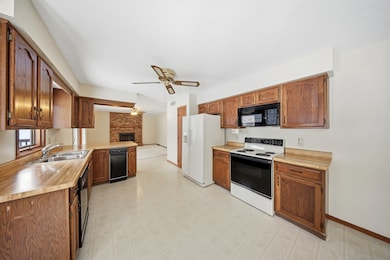 2010 Cimarron Dr, Freeport, IL 61032 - photo 6