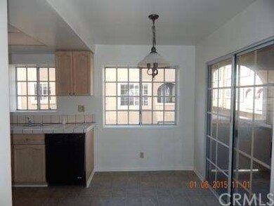 Eating area to kitchen