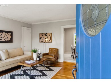 Living Room/Entrance