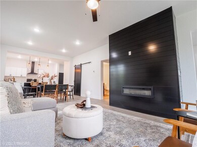 323 W 2nd St S, Newton, IA 50208 - photo 6