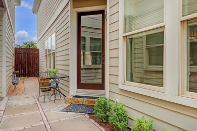 638 E 6th 1/2 St, Houston, TX 77007 - photo 2