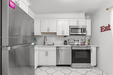 8421 Lagos de Campo Blvd unit 306T, Tamarac, FL 33321 - photo 3