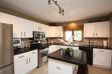 640 Cherry Wood Dr, Oregon, WI 53575 - photo 3