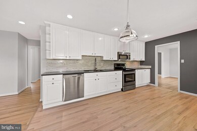 8814 Stonehaven Ct, Potomac, MD 20854 - photo 7