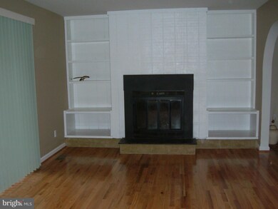 6006 Forrest Hollow Ln, Springfield, VA 22152 - photo 3