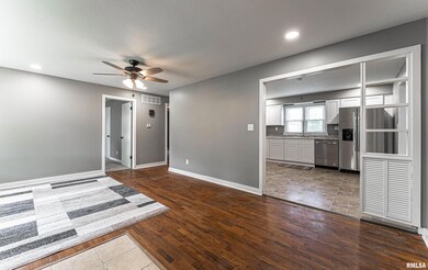 160 Regent St, Lincoln, IL 62656 - photo 3