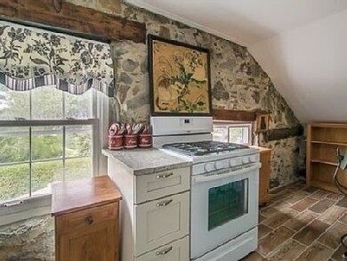 10 William St unit 3, Fairhaven, MA 02719 - photo 5