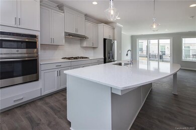 Enjoy cooking & entertaining in this spacious gour