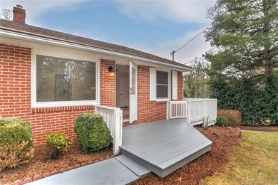Large entry patio and even a dog/child gate for th