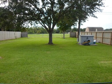 702 Live Oak Ave, Bay City, TX 77414 - photo 4