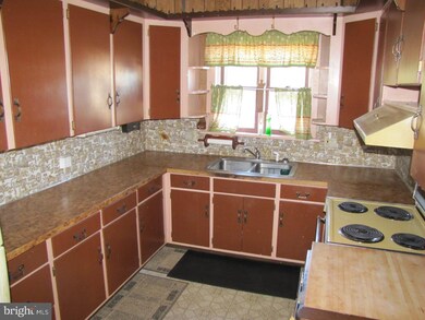 1864 N Main St, Bechtelsville, PA 19505 - photo 5