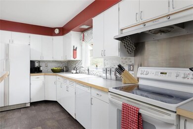 Updated white kitchen with full...