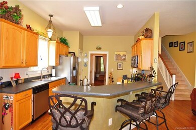 Kitchen & Breakfast Bar