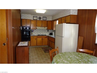 nice large eat in kitchen, newer built in oven