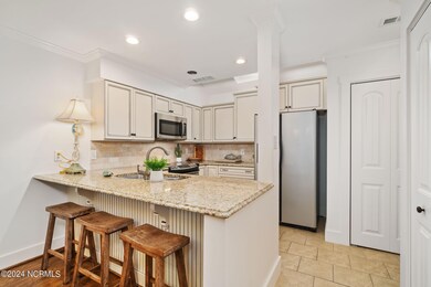 Kitchen w/ peninsula seating