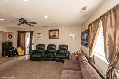 05_1341W450N_165_LivingRoom_HiRes