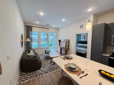 641 W Crosstimbers St unit 1-605, Houston, TX 77018 - photo 3