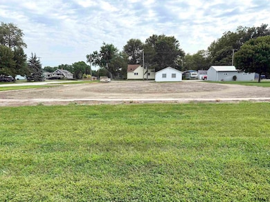 1033 E St, Geneva, NE 68361 - photo 2