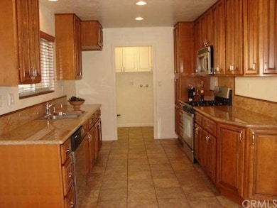 CHERRYWOOD KITCHEN W/GRANITE COUNTER TOPS